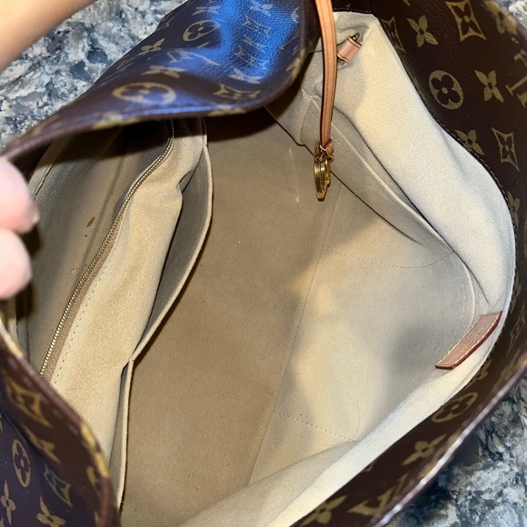 The Artsy MM embodies understated bohemian style. Louis Vuitton's - Picture 6 of 13